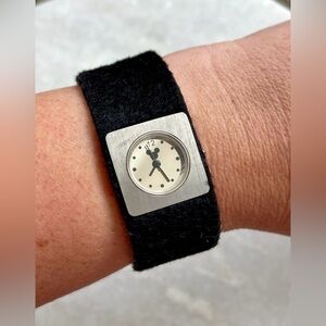 VINTAGE THE DISNEY STORE MICKEY MOUSE BLACK STRAP WRIST WATCH BRACELET Y2K